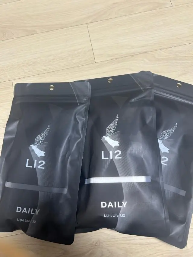 양말이 참 고급스럽네요~개별 포장도 되어있고 발에 날개를 달아준다고 적혀있어서 신어