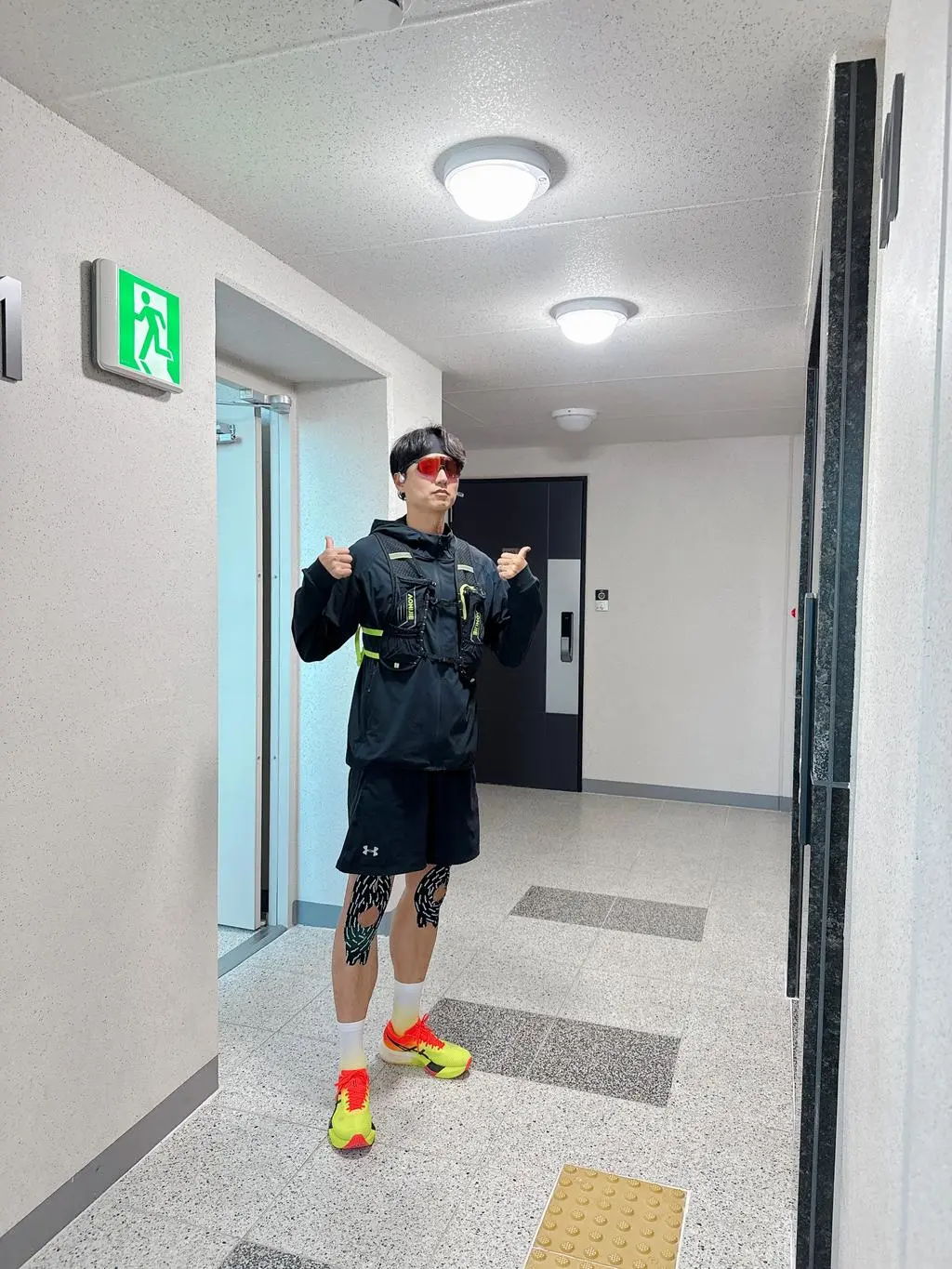 마라톤 대회때 신으려고 신발색과 맞춰 구매했습니다. 디자인적 요소도 충분히 만족스럽