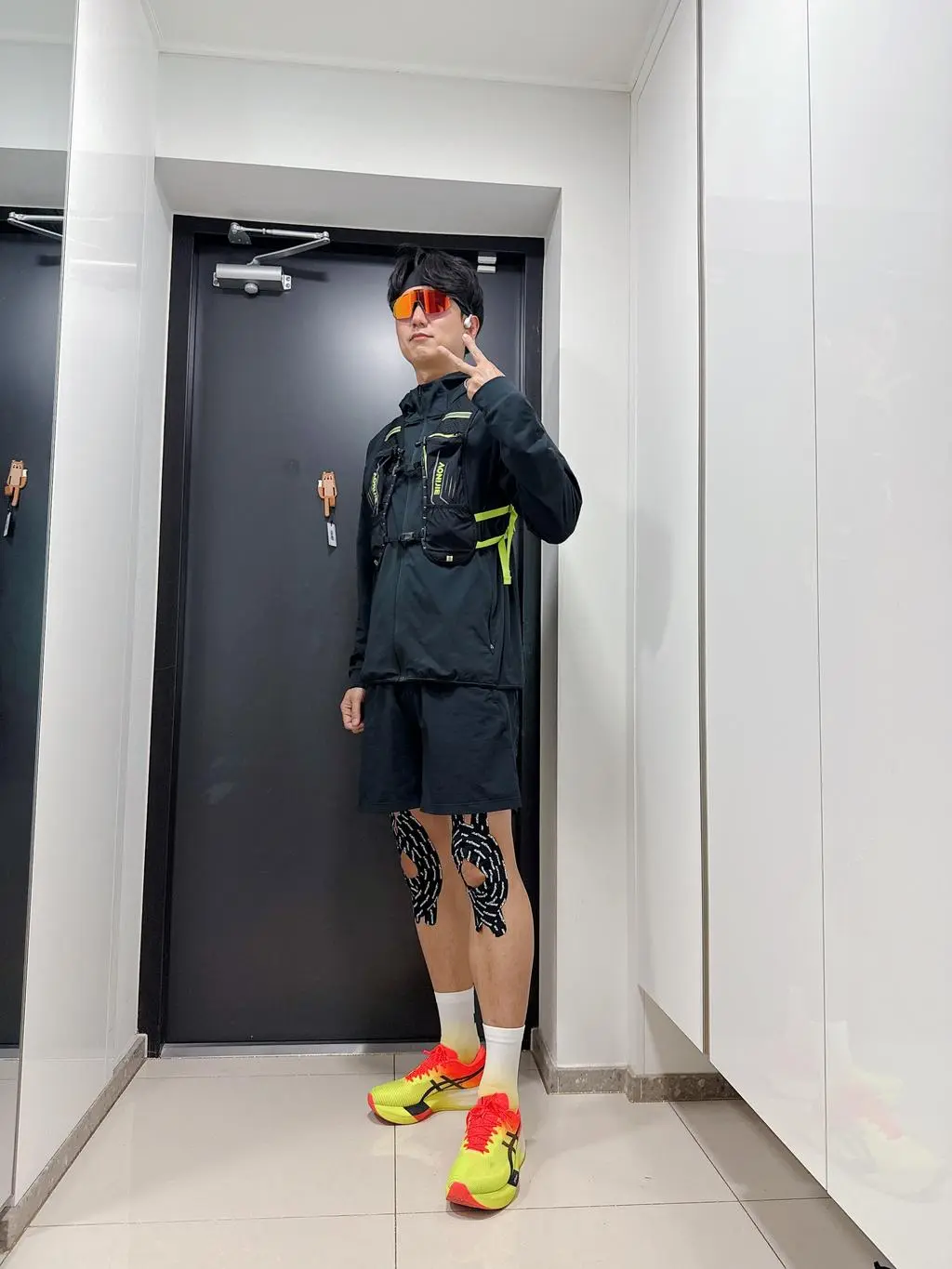 마라톤 대회때 신으려고 신발색과 맞춰 구매했습니다. 디자인적 요소도 충분히 만족스럽