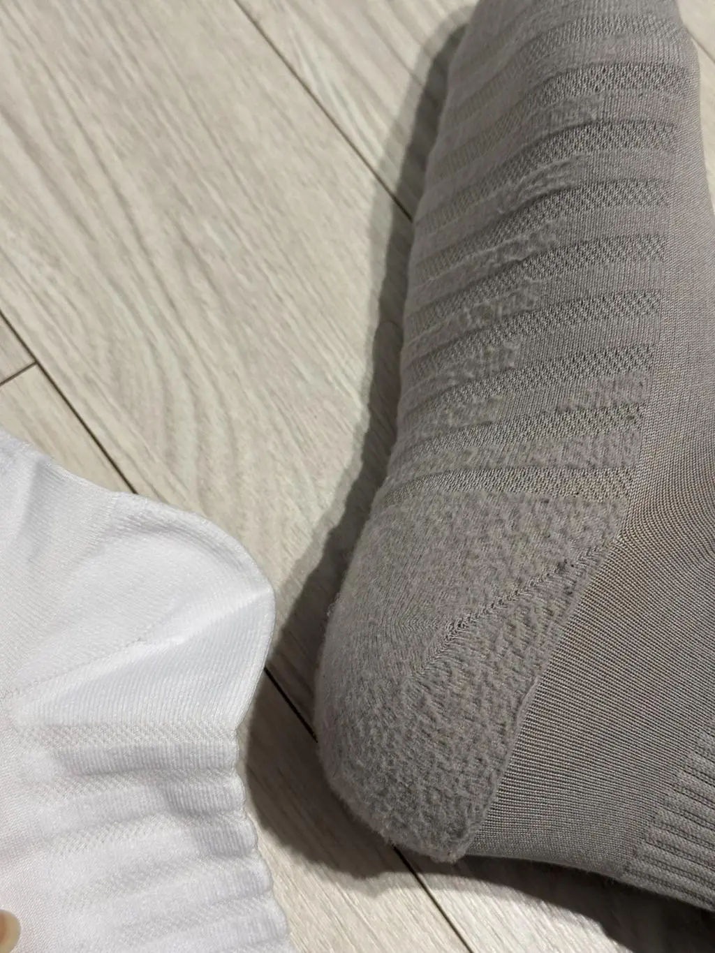 구입 후 오늘 처음 신어보았습니다. 외출 후 집에 돌아와 신을 벗어보니, 아침에 신은 