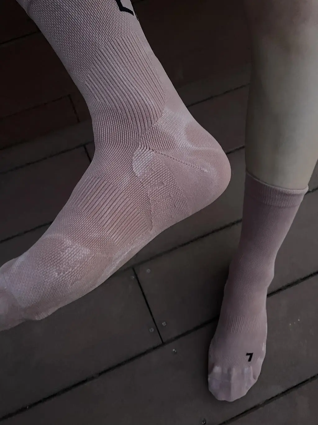 러닝 양말에서 이런 컬러감은 처음 봐요. 피그먼트 워싱 특유의 빈티지한 느낌이 너무 