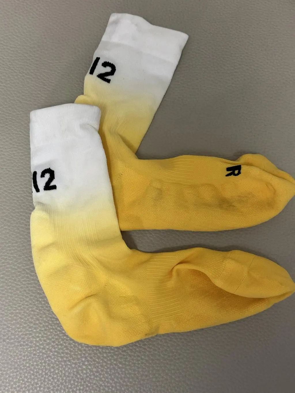 아침런에 딱 맞는 양말을 찾았는데, 이 그라데이션 컬러가 룩 완성해줘요. 발도 편하고