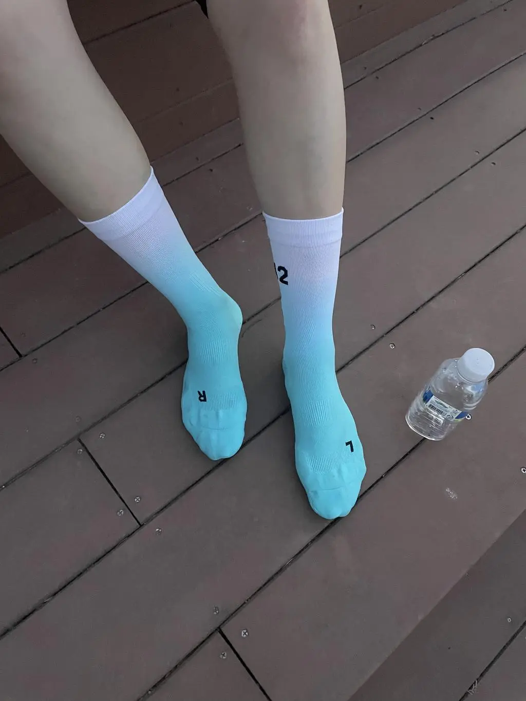 기다렸다 받은 만큼 너무 만족합니다~~ 발등부터 발목까지 감기는 느낌이 너무 좋았어요