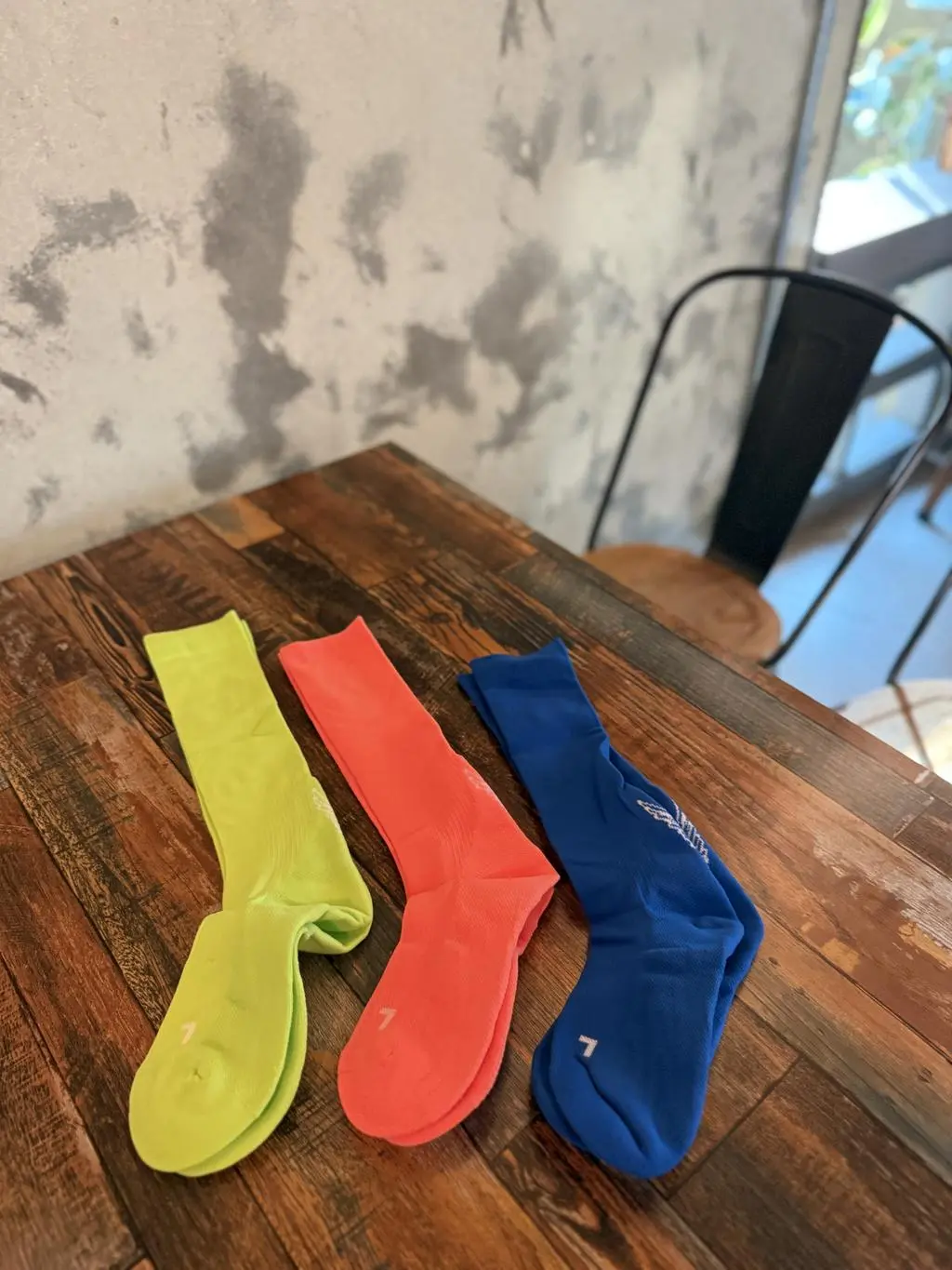 밝은 색이지만 부담스럽지 않아서 데일리 러닝에도 좋음!