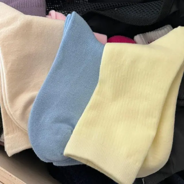 색상이 너무 예뻐요 그리고 얇아서 좋네요
