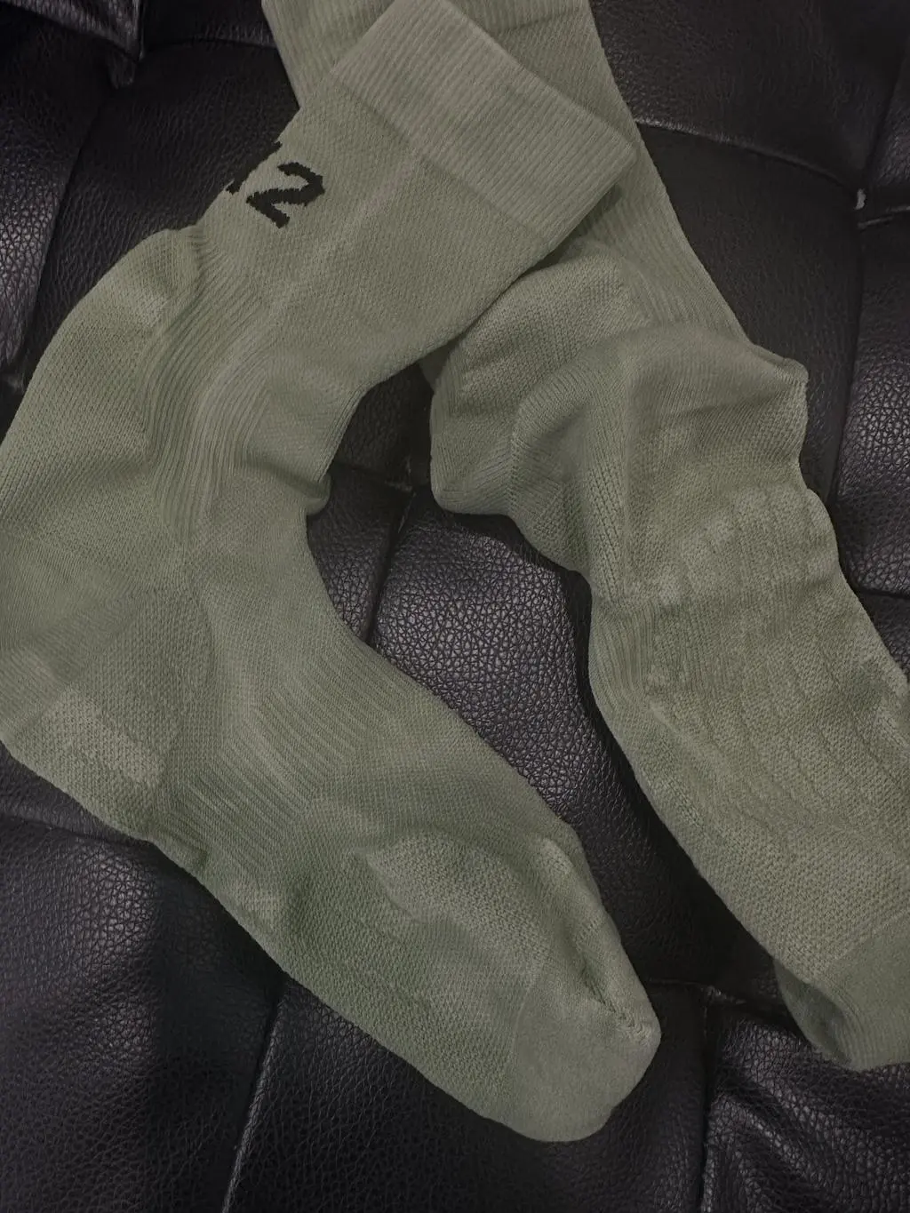 딱 중성적인 감성! 어떤 스타일에도 찰떡이에요. 운동 후 발에 남는 피로가 훨씬 줄었어