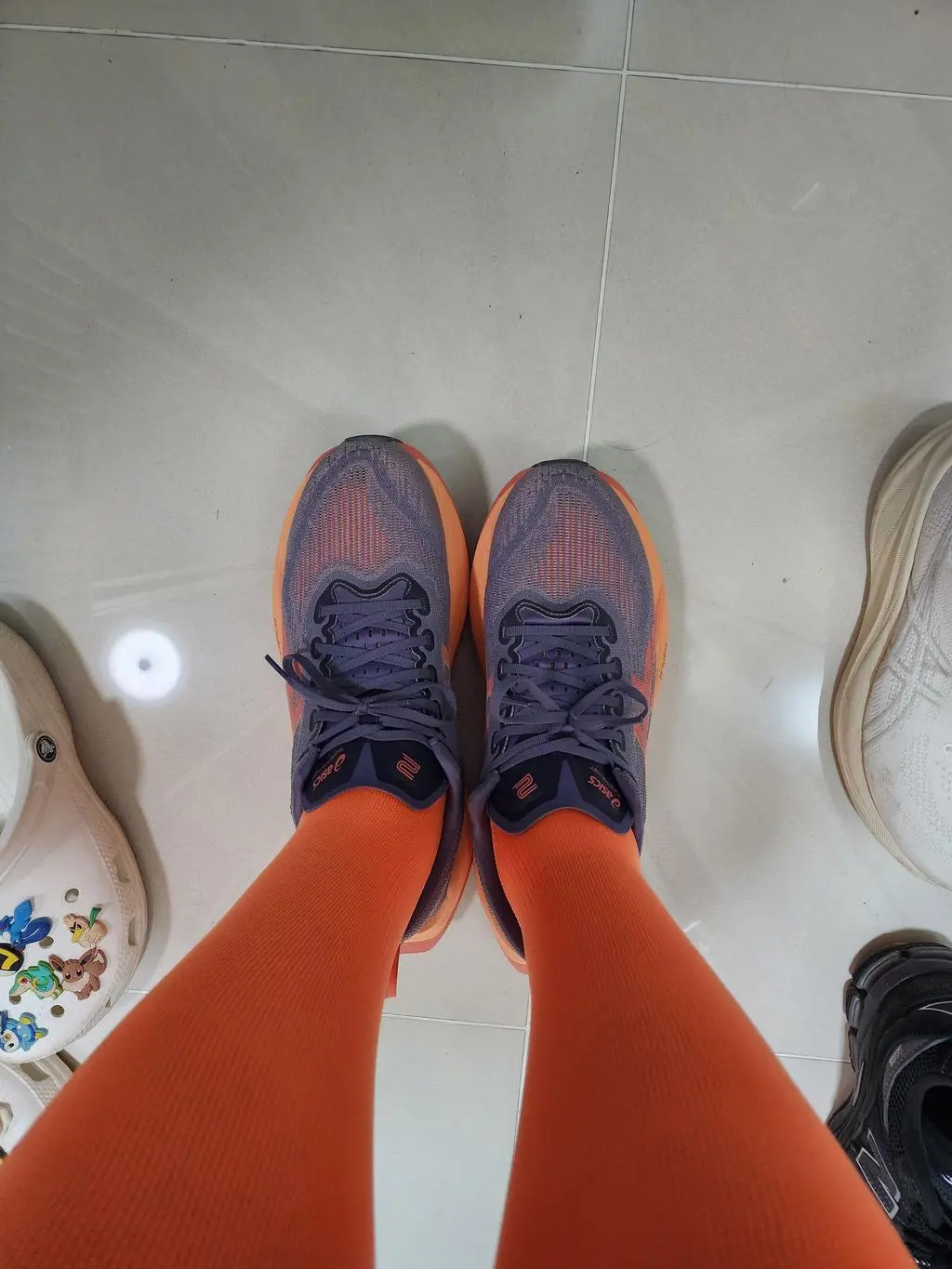 슈블2 코랄에 깔맞춤할려고샀습니다. 신으니 딱맞네요 그전에 니삭스가없어서 아쉬웠는