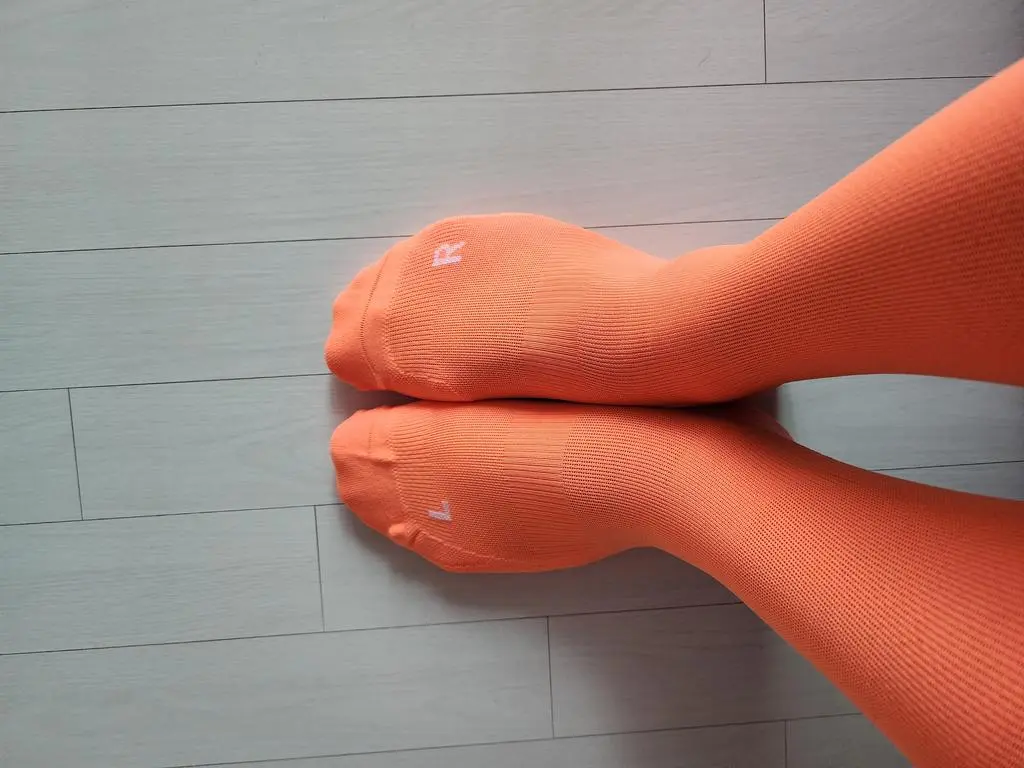 슈블2 코랄에 깔맞춤할려고샀습니다. 신으니 딱맞네요 그전에 니삭스가없어서 아쉬웠는