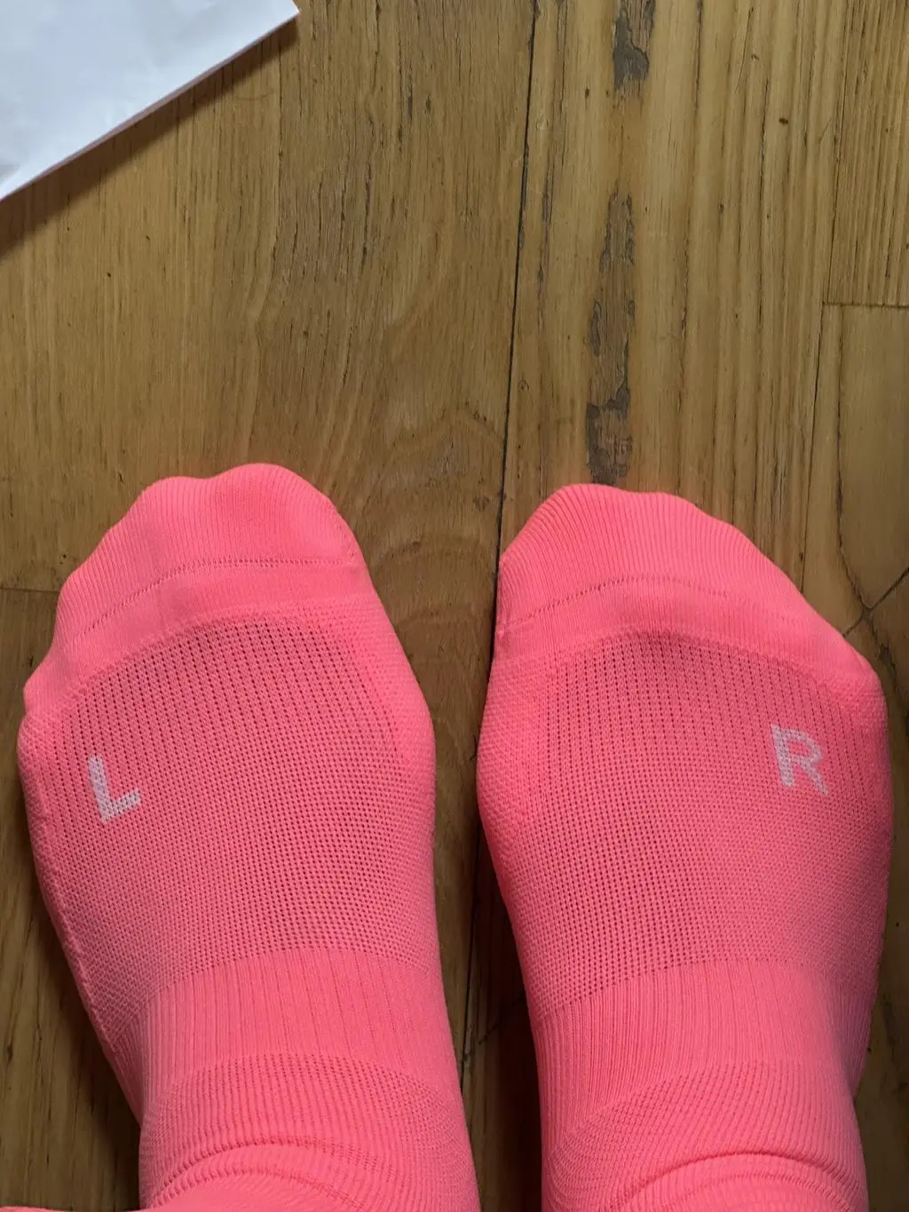 왼쪽 오른쪽 구분도 되어있고 쿠션도 발 모양대로 들어가있어서 좋은거같습니다 저는 발