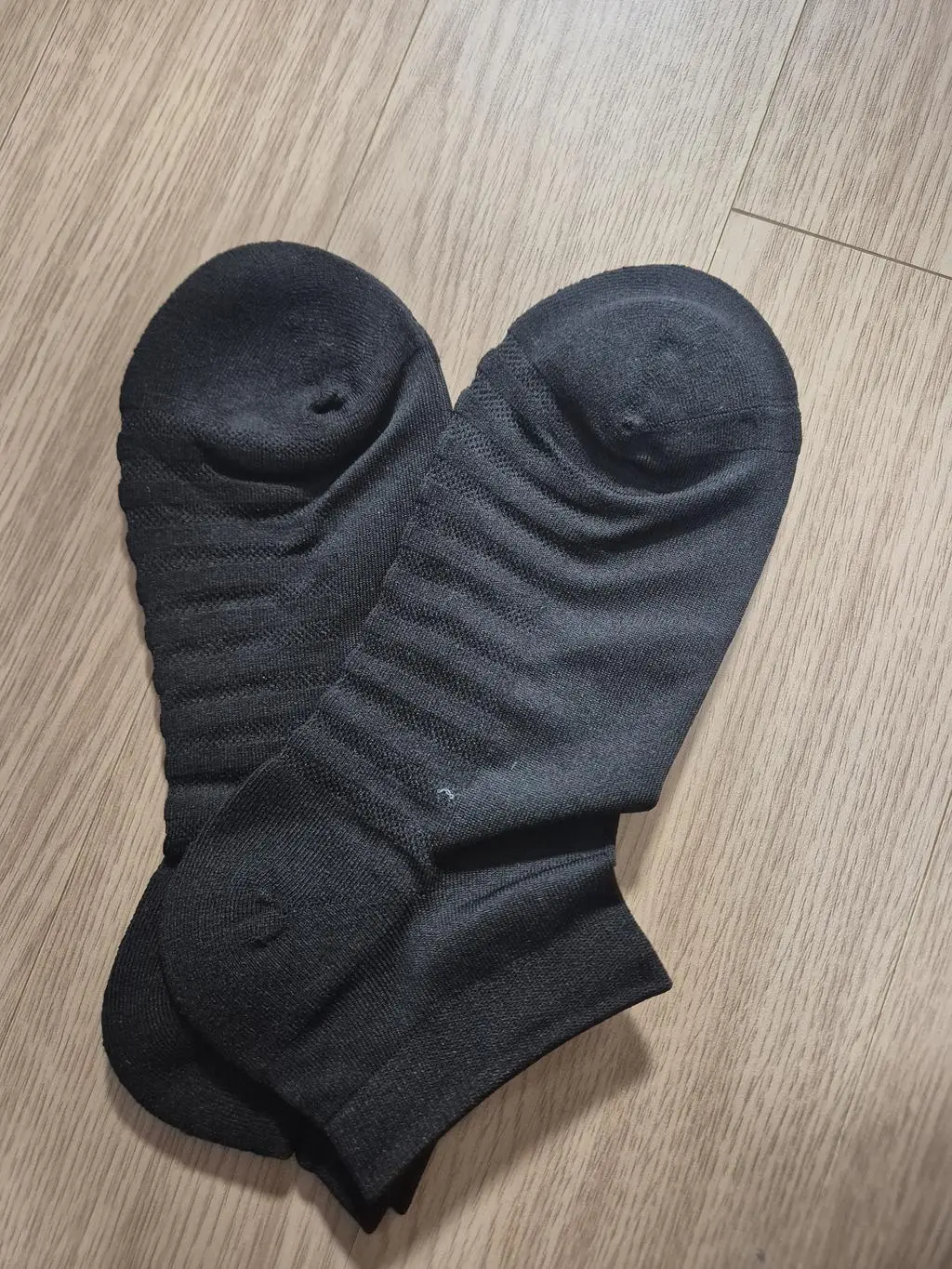 맘에들어요 제 양말 사서 신어보니 넘 괜찮아서 남편 것 까지 주문!!  미끌림없고 오래