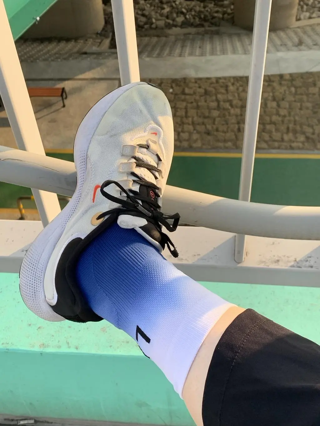 예뻐서 샀습니다. 색깔 쨍하고 너무 마음에 들어요 원단도 쫀쫀하고 발에 착 붙어서 좋