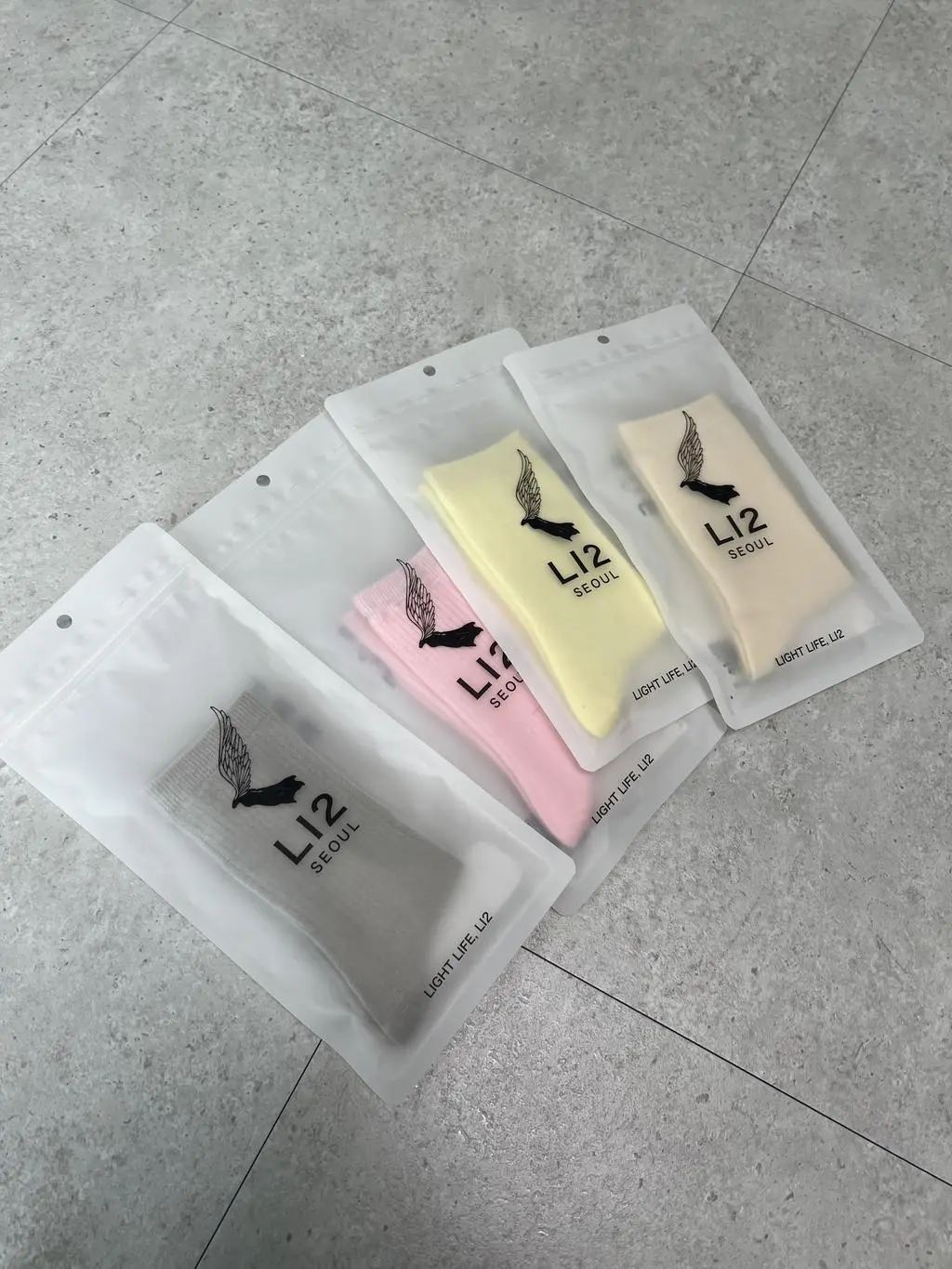 데일리로 여름에 신기좋은 얇은 양말인 것 같아요 발목 입구 부분이랑 짱짱해요 두꺼운