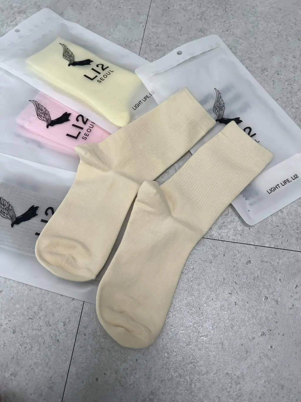 데일리로 여름에 신기좋은 얇은 양말인 것 같아요 발목 입구 부분이랑 짱짱해요 두꺼운