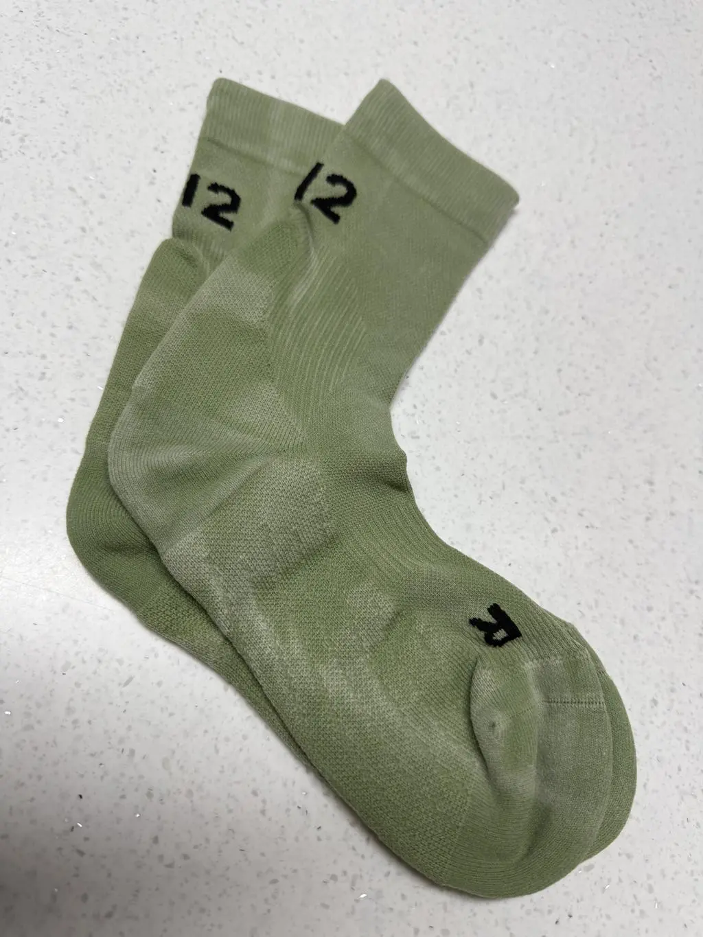 길이도 적당하고 두께도 너무 두껍지도 얇지도 않고 적당하니 발을 잘 집아줍니다. 아킬