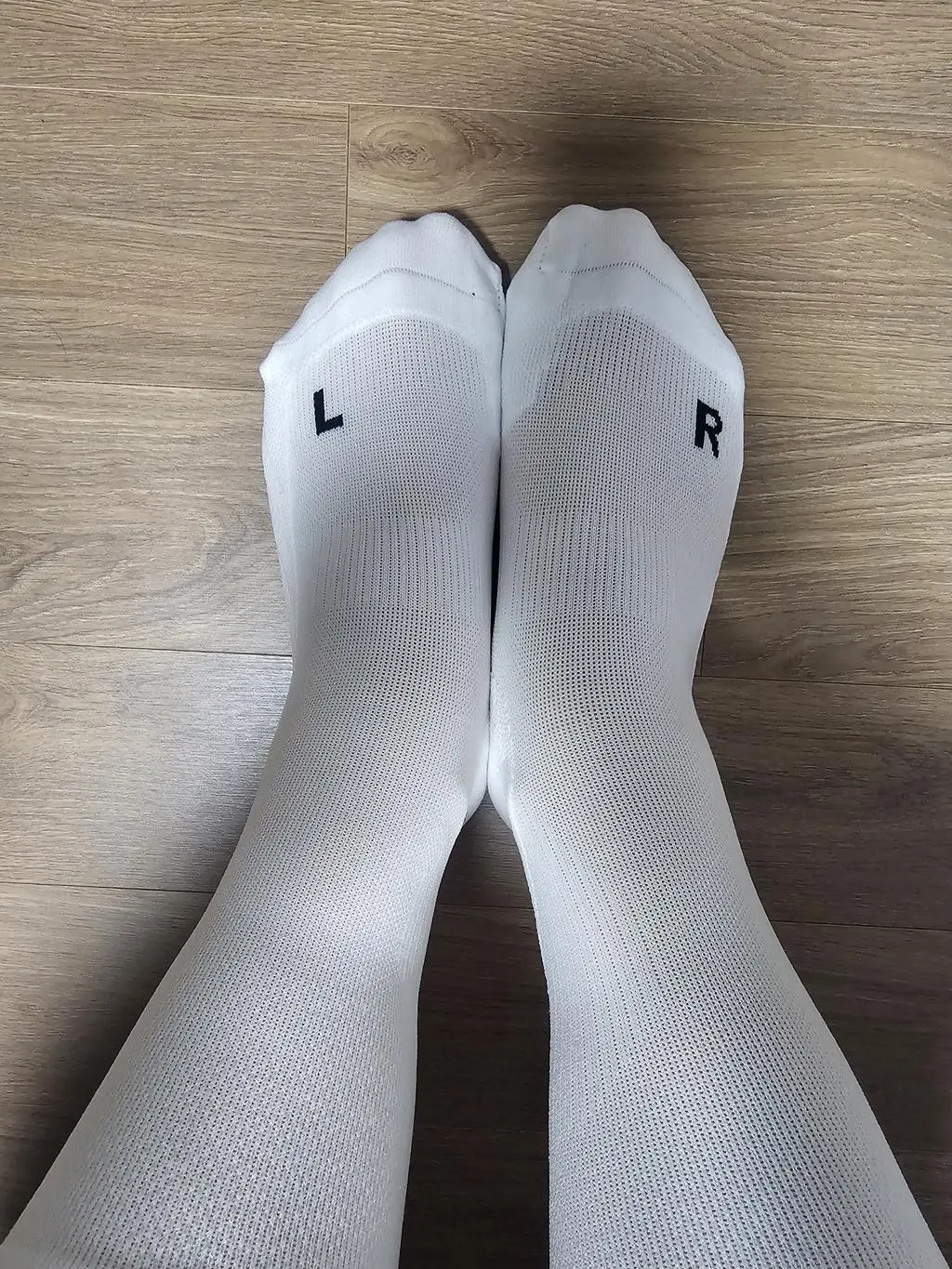 뒤꿈치,엄지에 굳은살이 있고 아파서 구입했는데 많이 두껍지않아서 만족합니다. 헬스할