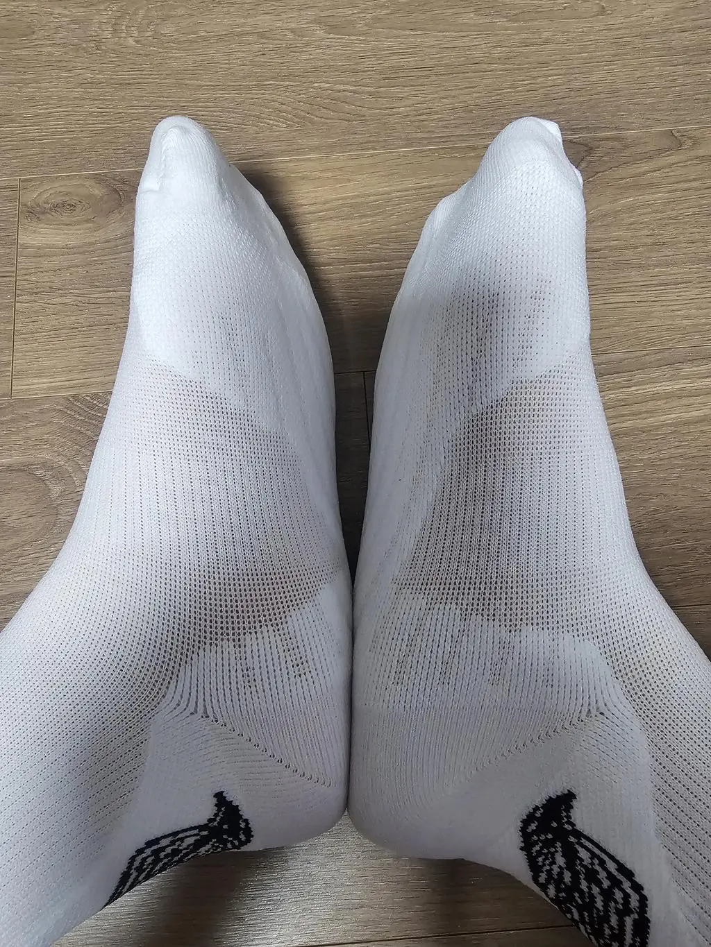 뒤꿈치,엄지에 굳은살이 있고 아파서 구입했는데 많이 두껍지않아서 만족합니다. 헬스할