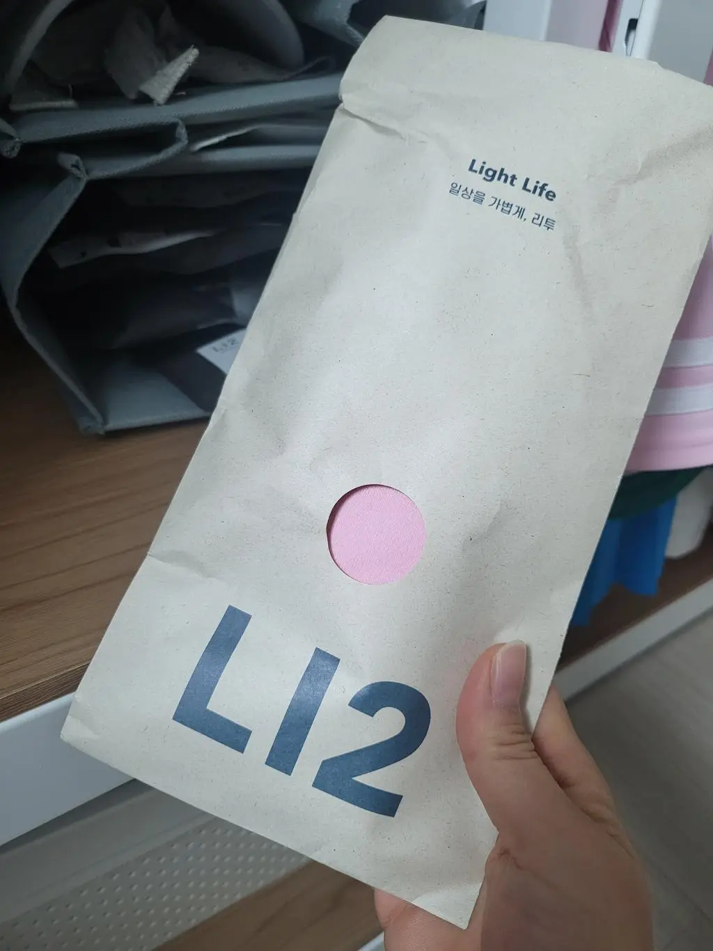 색상도 너무 이쁘고 골프칠때 옷에맞춰 신을수있어서 좋아요.발바닥쿠션감도 적당해서좋