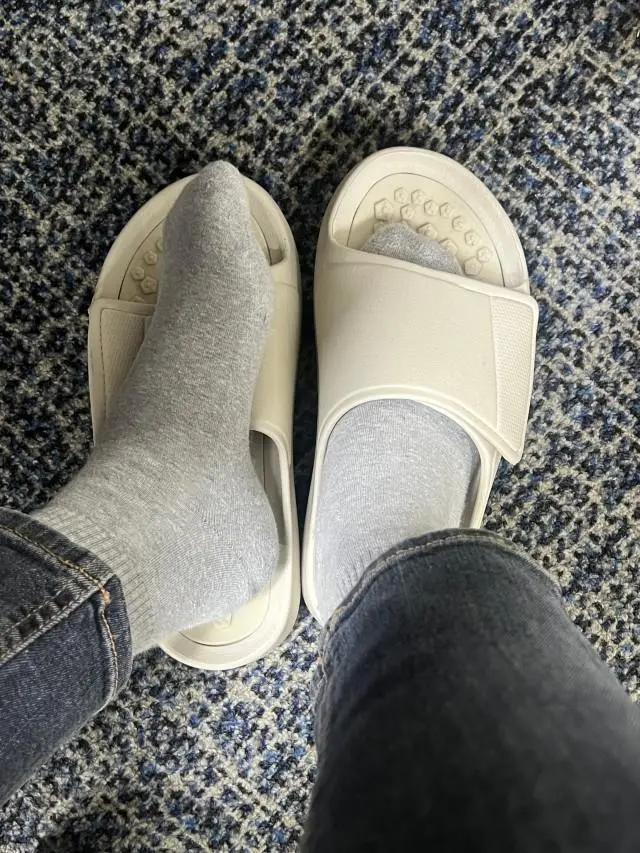 길이가 적당해서 겨울에도 따뜻하게 신었어요. 그리고 무엇보다 발바닥이 뭐랄까 폭신폭