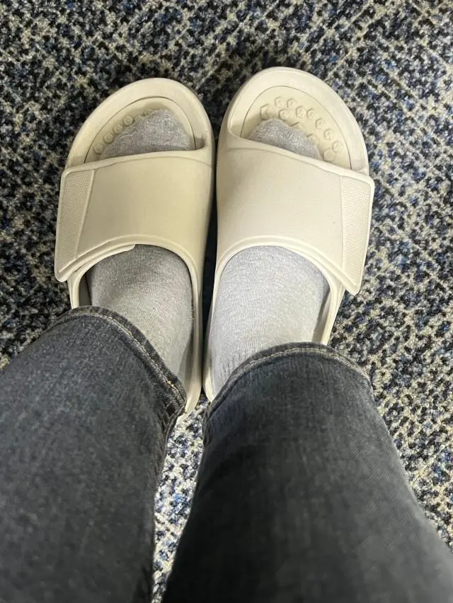 길이가 적당해서 겨울에도 따뜻하게 신었어요. 그리고 무엇보다 발바닥이 뭐랄까 폭신폭