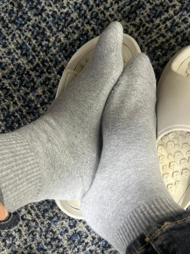 길이가 적당해서 겨울에도 따뜻하게 신었어요. 그리고 무엇보다 발바닥이 뭐랄까 폭신폭