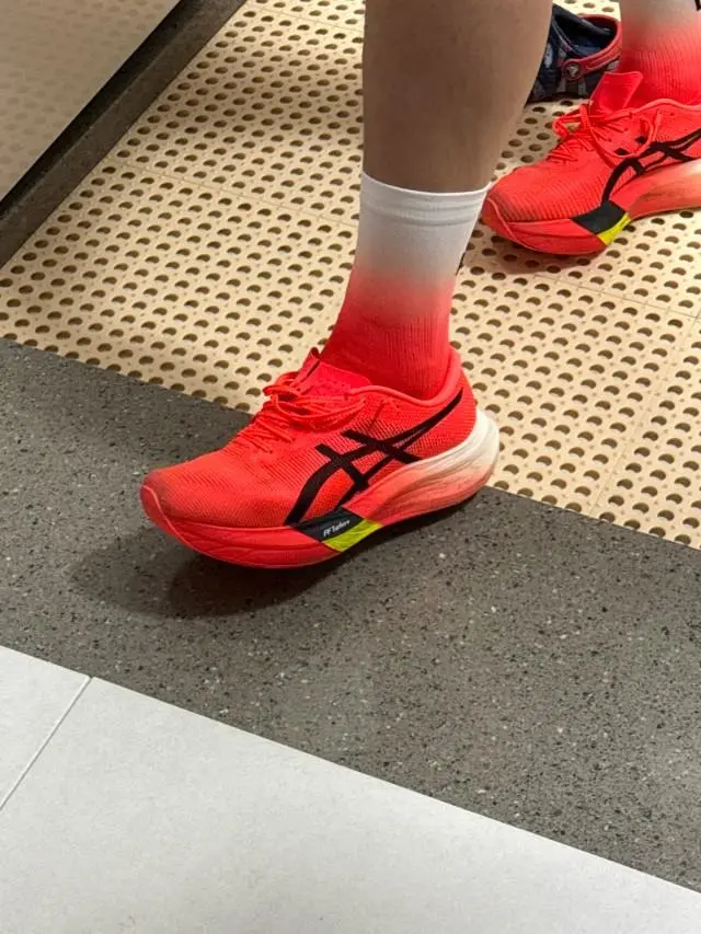 신고벗기 편하고 우선 제신발이랑 색깔이 딱 맞아 좋아요
