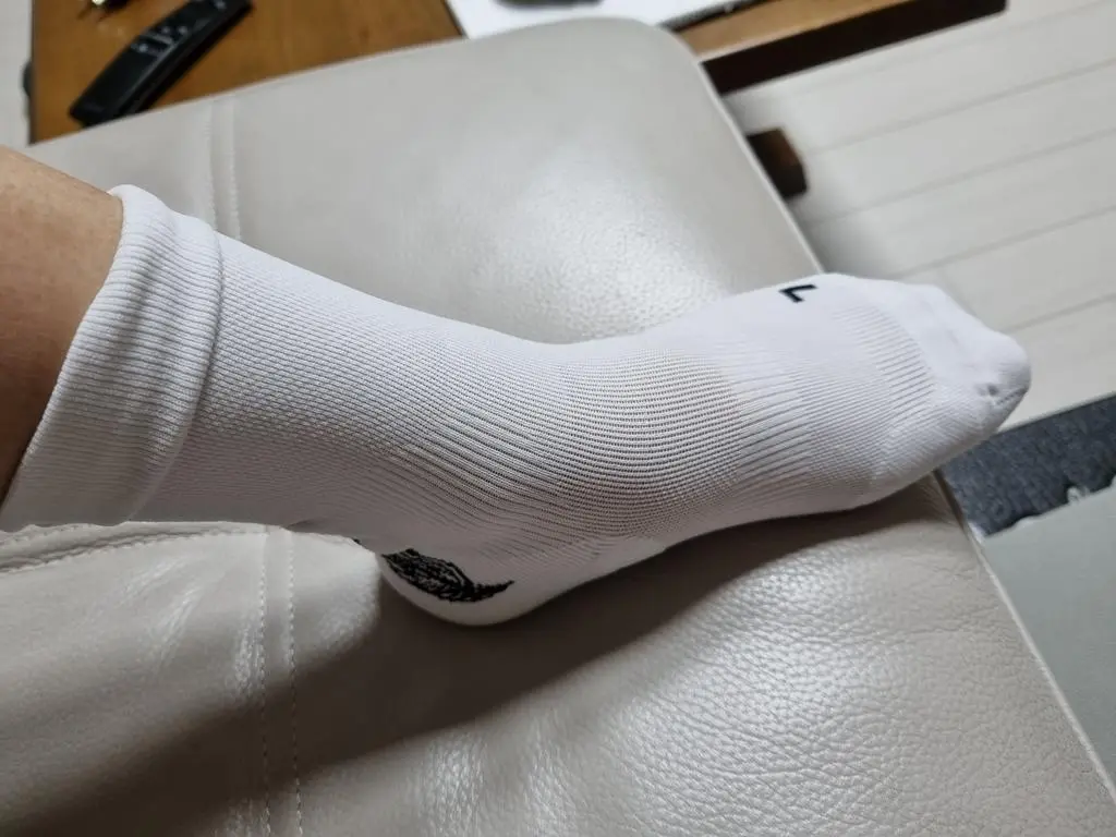 밑바닥은 두껍고.  발등은 얇아요.
