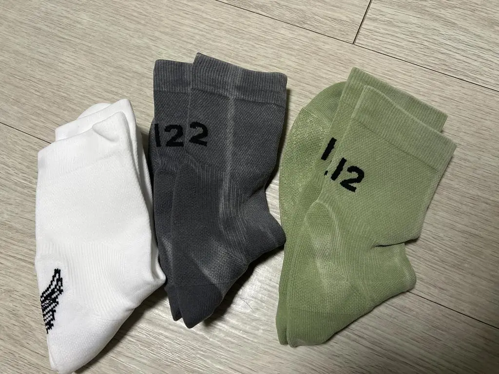 오늘 처음 신어봤는데 쪼임이 강해 러닝시에 불편할줄알았는데
