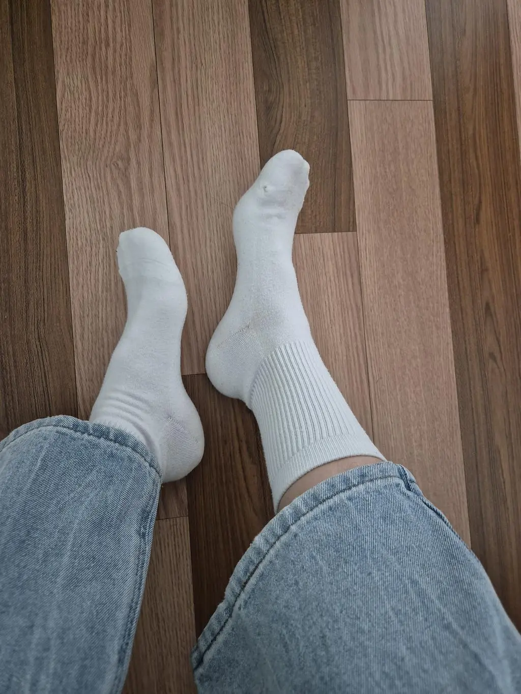 생각보다 도톰한편이라 날씨더울땐 좀답답할듯한데 신으면 편해요~