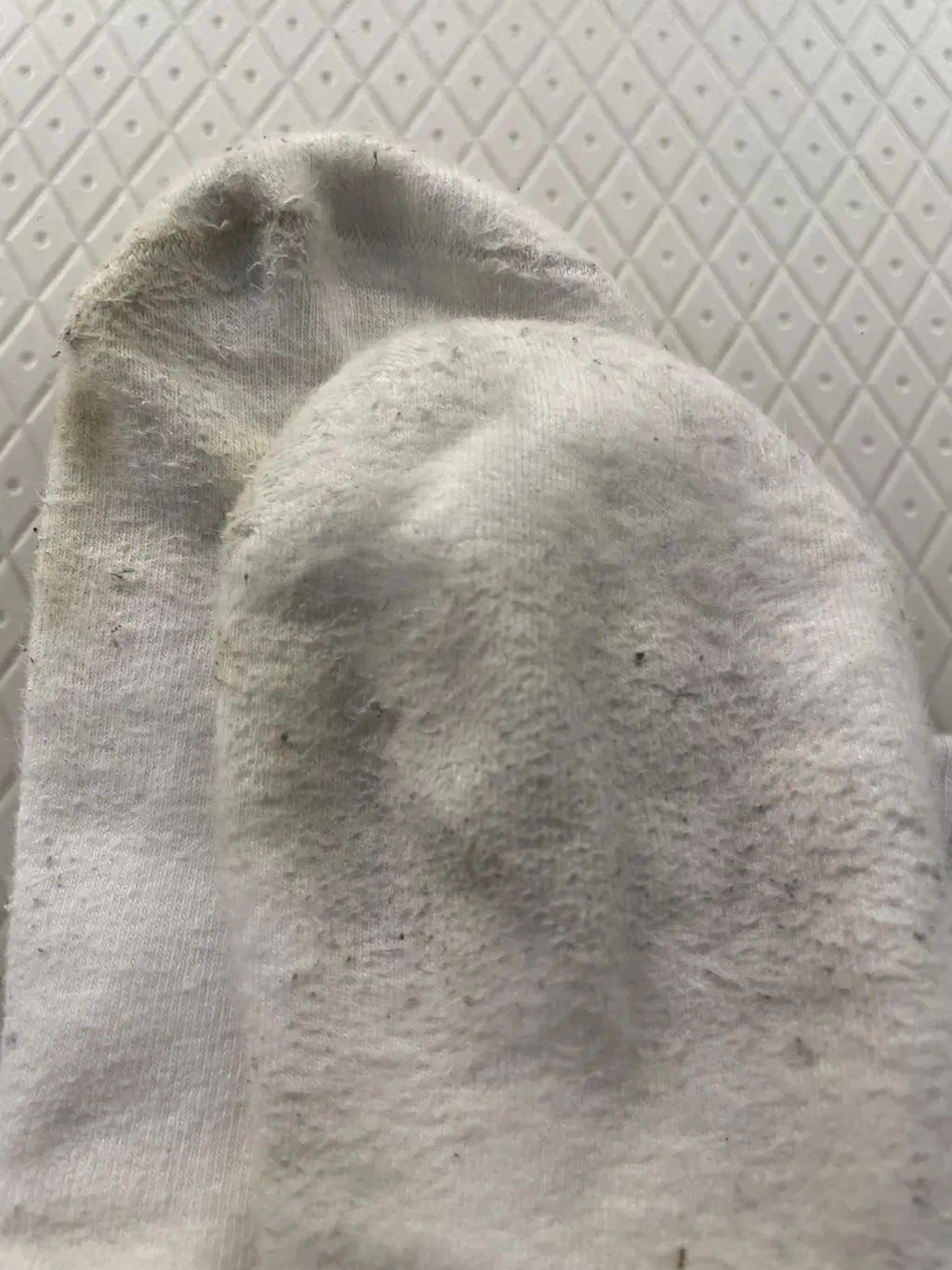 250 발에 잘 맞아요. 근데 한번 빨아 신고 두번째 신은 양말. 
