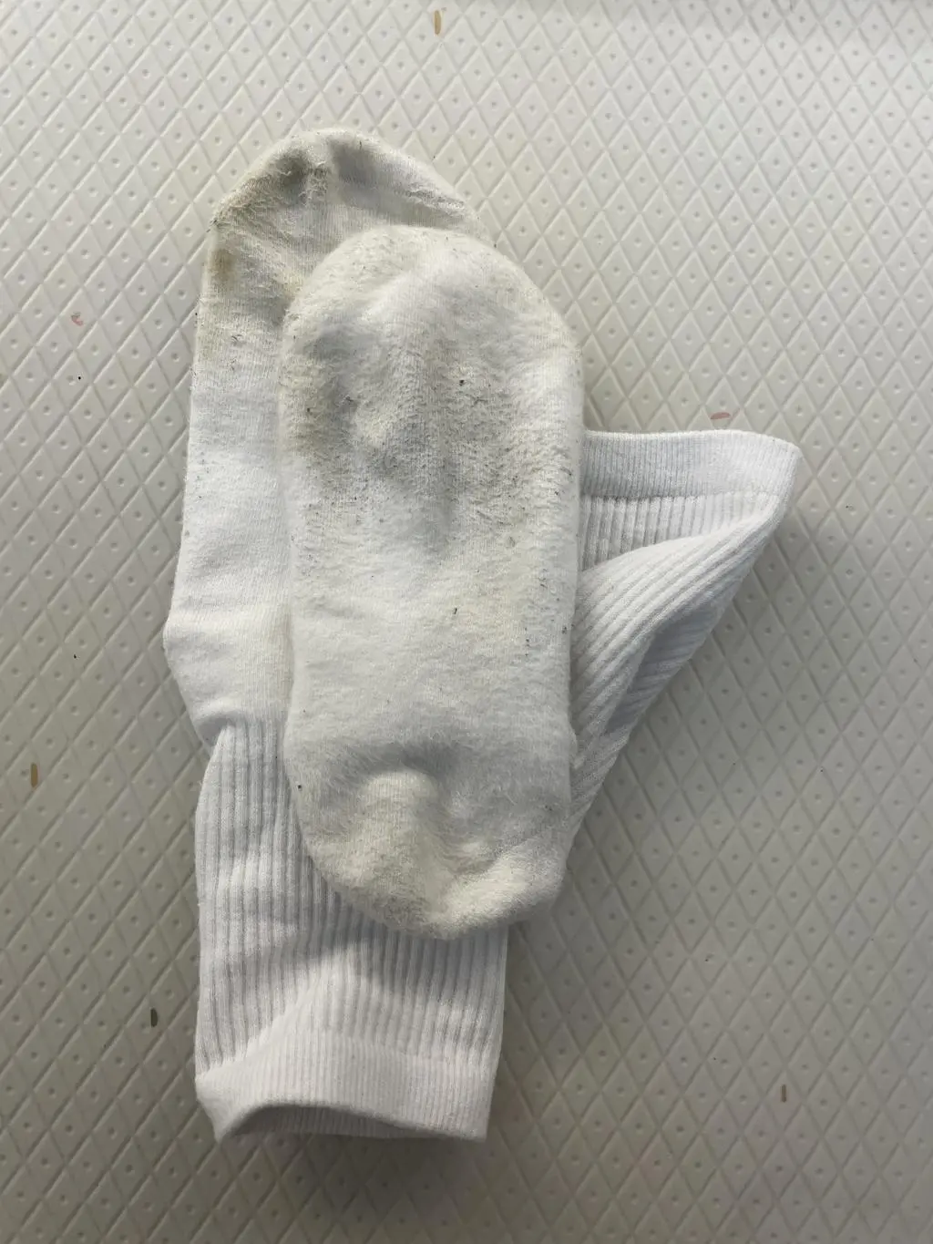 250 발에 잘 맞아요. 근데 한번 빨아 신고 두번째 신은 양말. 
