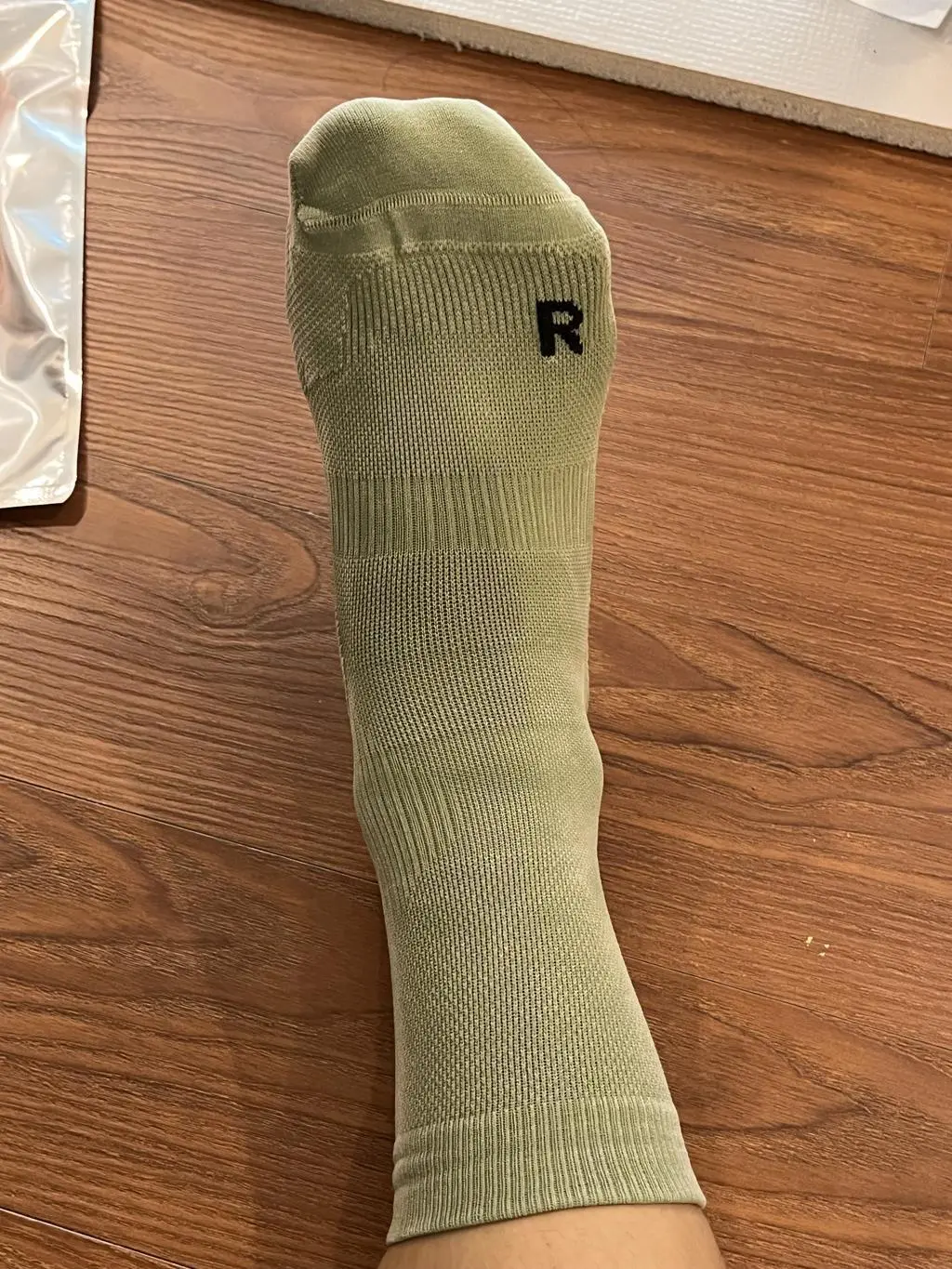 실물이 더 이뻐요. 색깔 최고! 압박은 cep만큼은 아니었지만 통기 잘 된는 엄청 얇은데