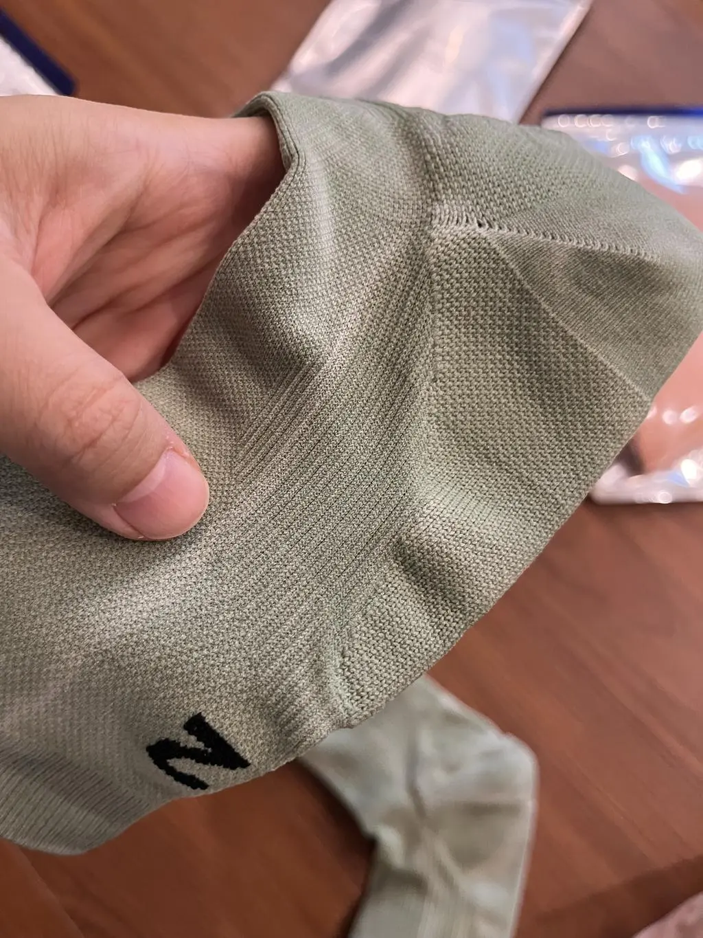 실물이 더 이뻐요. 색깔 최고! 압박은 cep만큼은 아니었지만 통기 잘 된는 엄청 얇은데