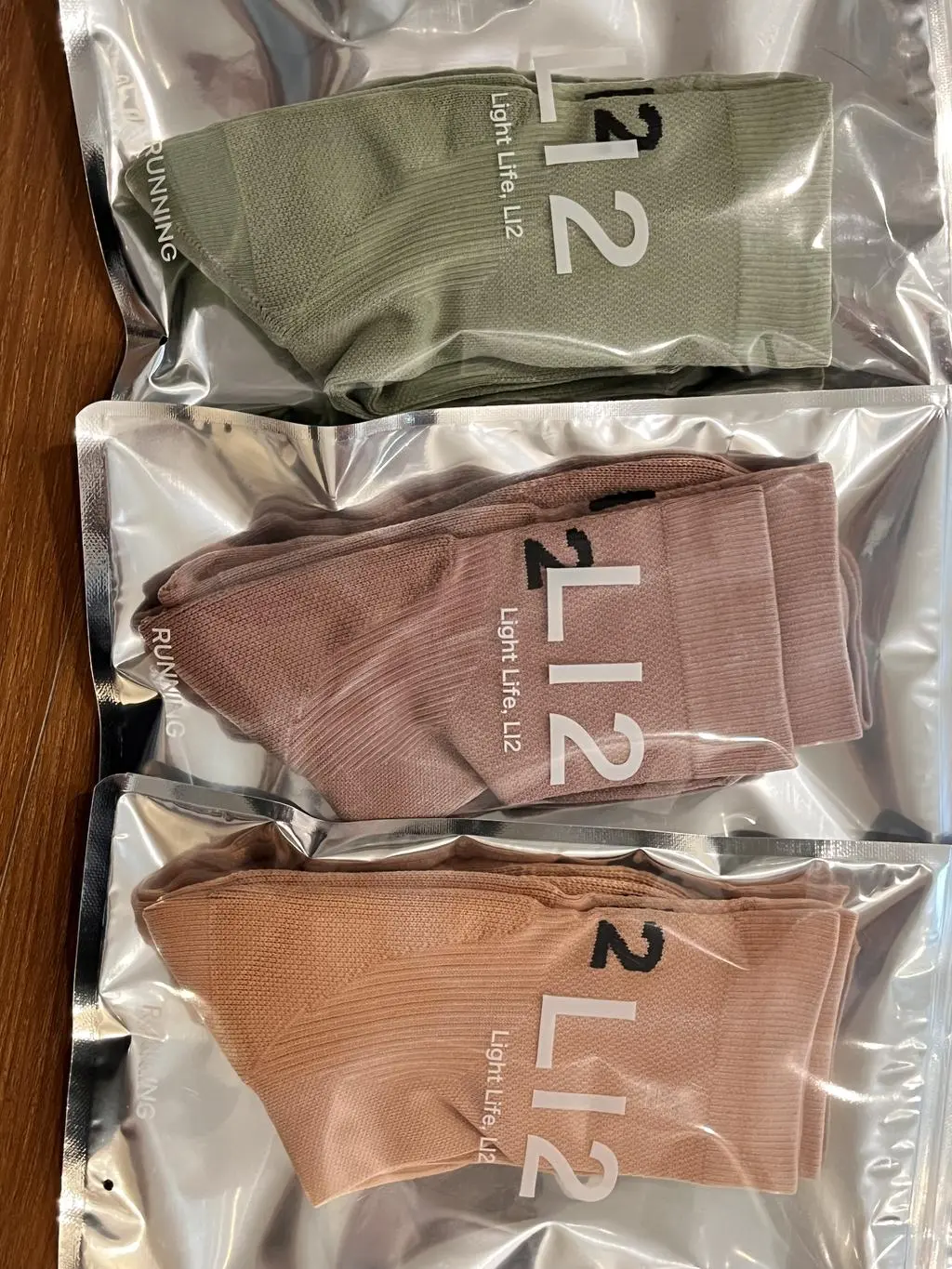 실물이 더 이뻐요. 색깔 최고! 압박은 cep만큼은 아니었지만 통기 잘 된는 엄청 얇은데