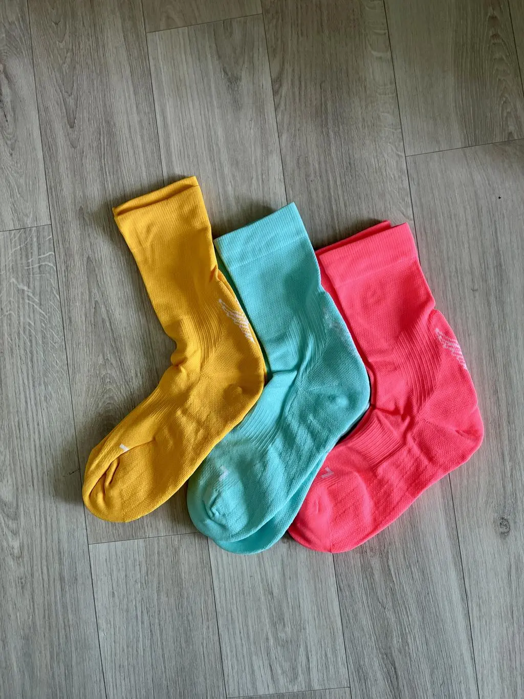 처음 신으면 약간 미끄러운 느낌이 있는데 세탁 하면 괜찮고, 장거리/여름에는 통기성 