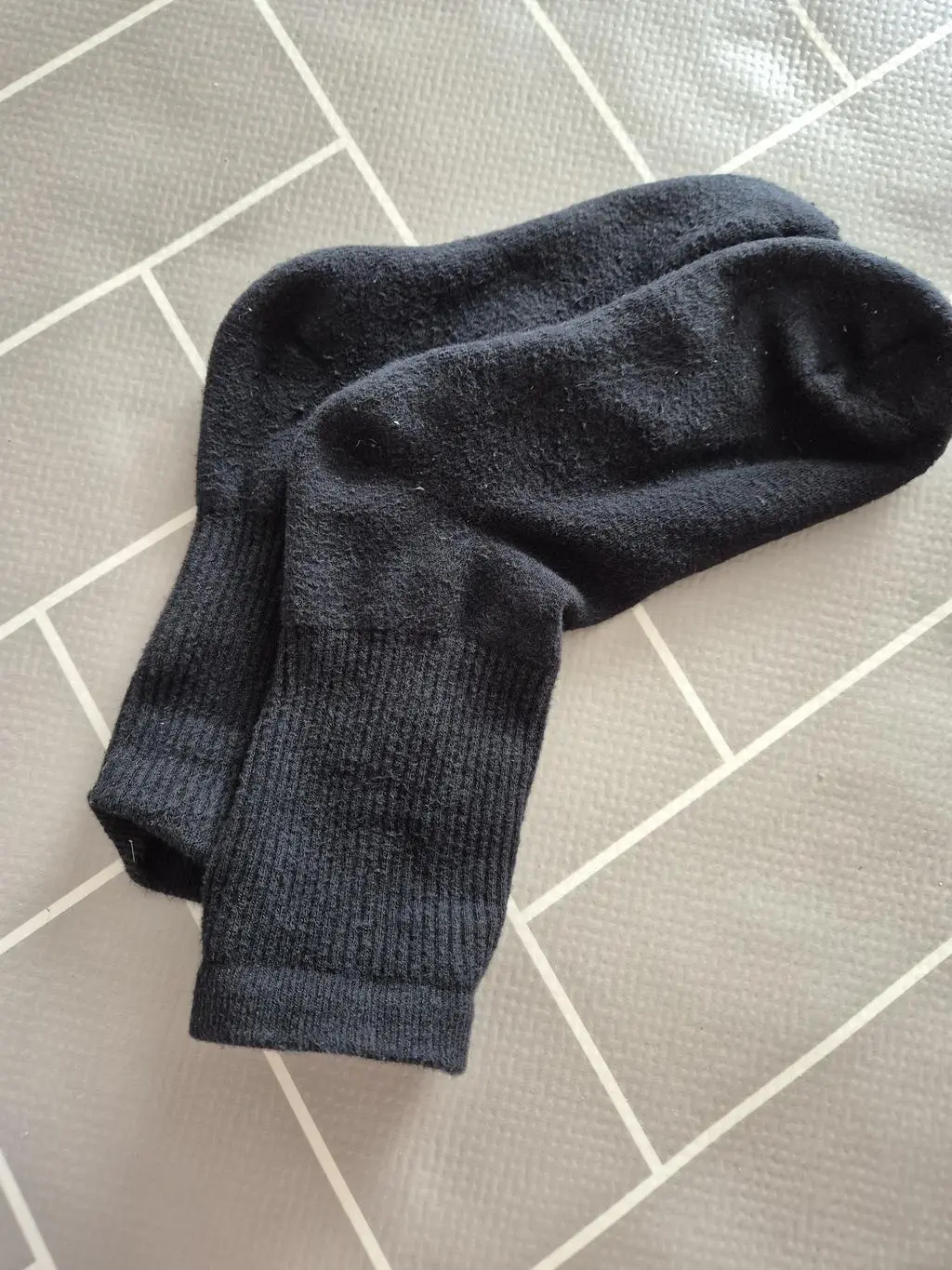 주문한 다음날 바로 받아서 신었는제 쿠션감이 있어서 발바닥이 편하고 원단이 좋아서 