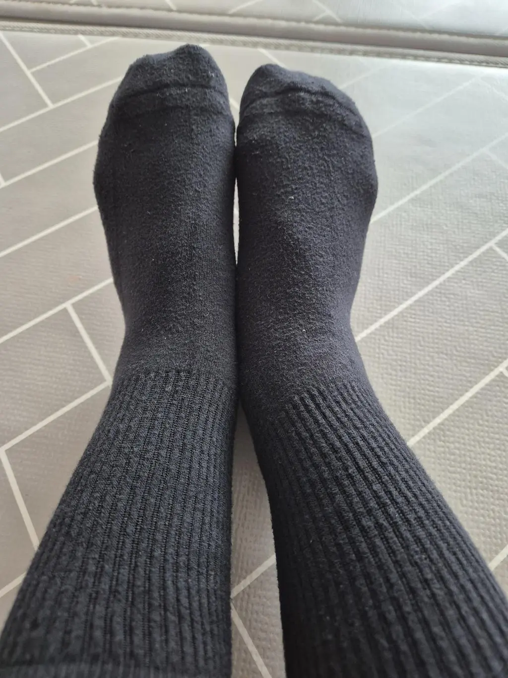 주문한 다음날 바로 받아서 신었는제 쿠션감이 있어서 발바닥이 편하고 원단이 좋아서 