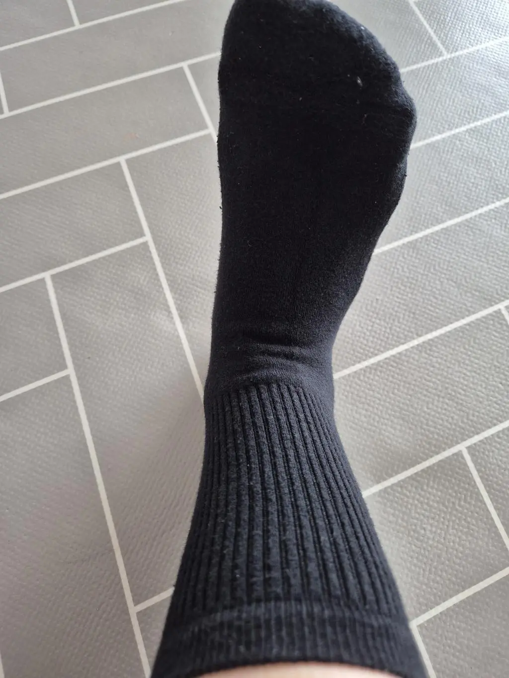 주문한 다음날 바로 받아서 신었는제 쿠션감이 있어서 발바닥이 편하고 원단이 좋아서 