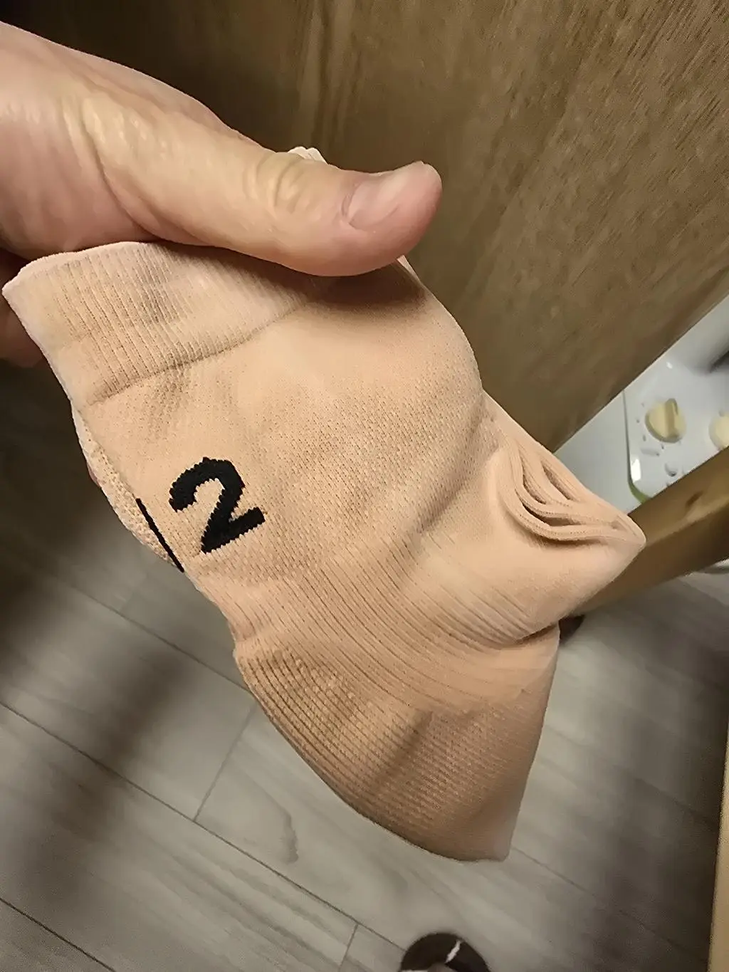 발 사이즈 265 ~ 270인데 한사이즈 작게 신으니 쫀쫀하게 좋습니다. 추가구매 의사있습