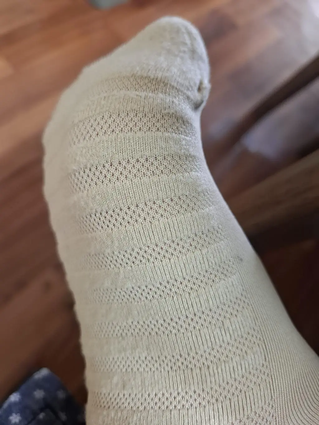 아주 두껍지는 않은데 
