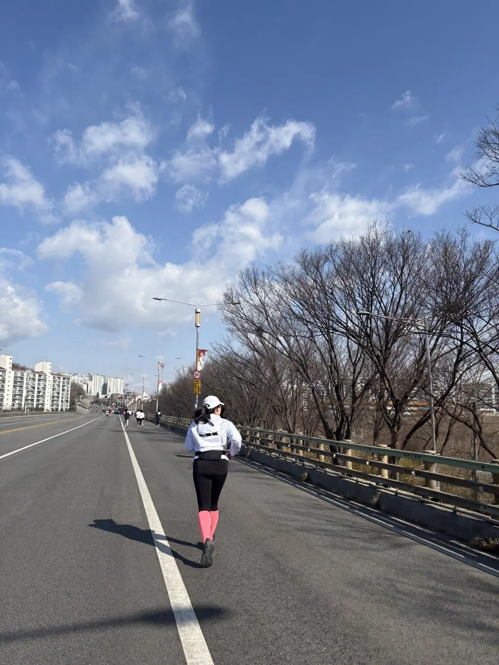 런린이 첫 러닝 양발 성공적 입니다 이번 인천하프 5km에 신고 뛰었는데 너무 편하게 뛰