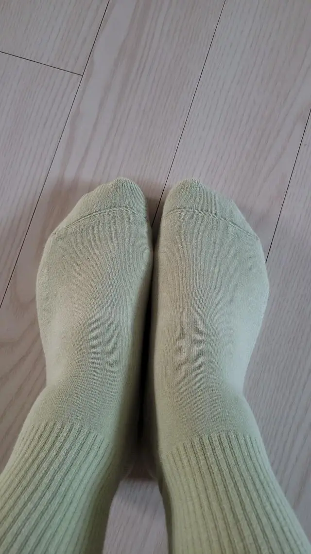 신었을때 발이편합니다.엄지발가락이 크고발톱이위로향해있어서 눌리면 아픈데 이양말은