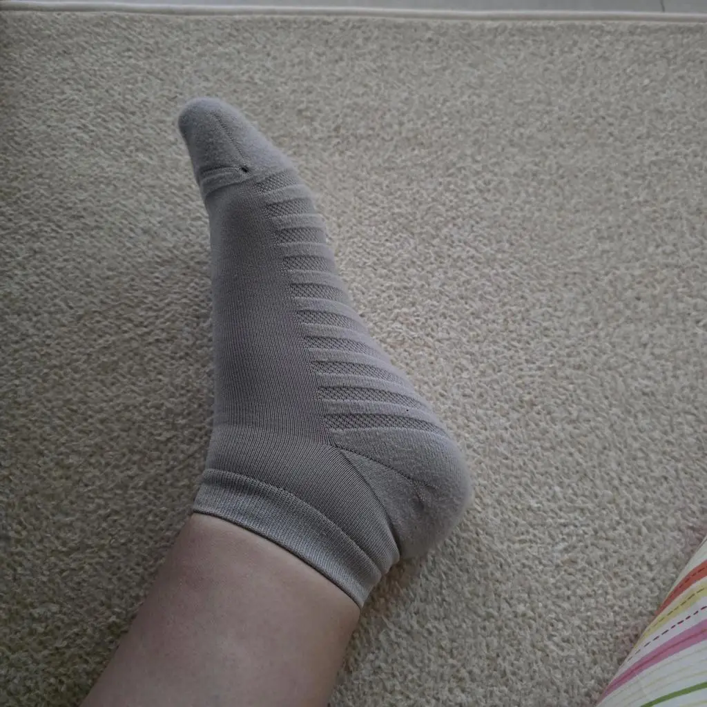 양말은 너무 편한데 색상이 화면보다 좀 톤다운 된 느낌이네요.. 
