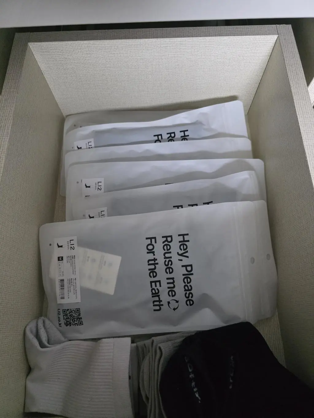 두번째 구입입니다 약간 작은감이 있는데 신축성이 좀 더 있던가 L사이즈도 있었으면 좋