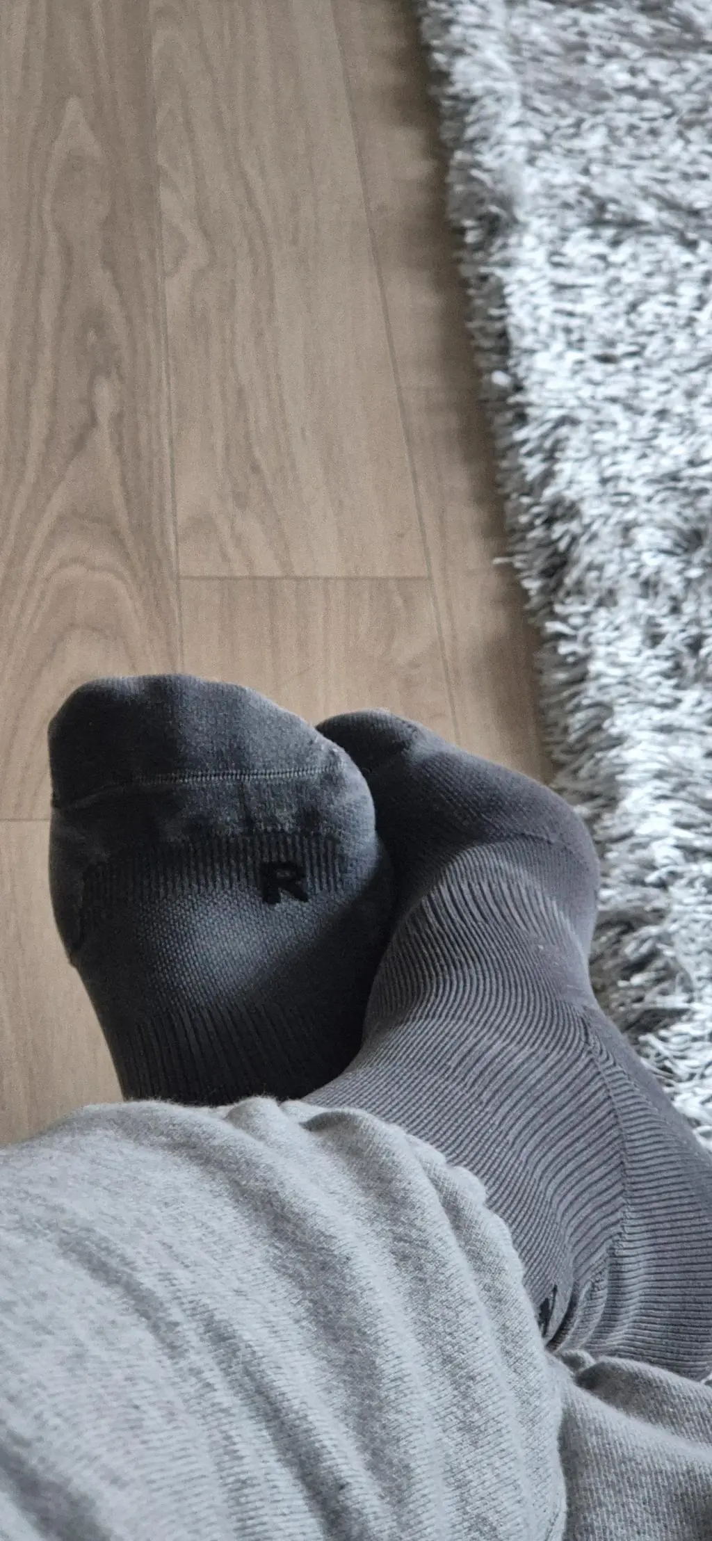 디자인 마음에 들어서 담아두긴 했는데 뭔 양말이 이 가격? 싶어서 구매는 미뤘는데 오