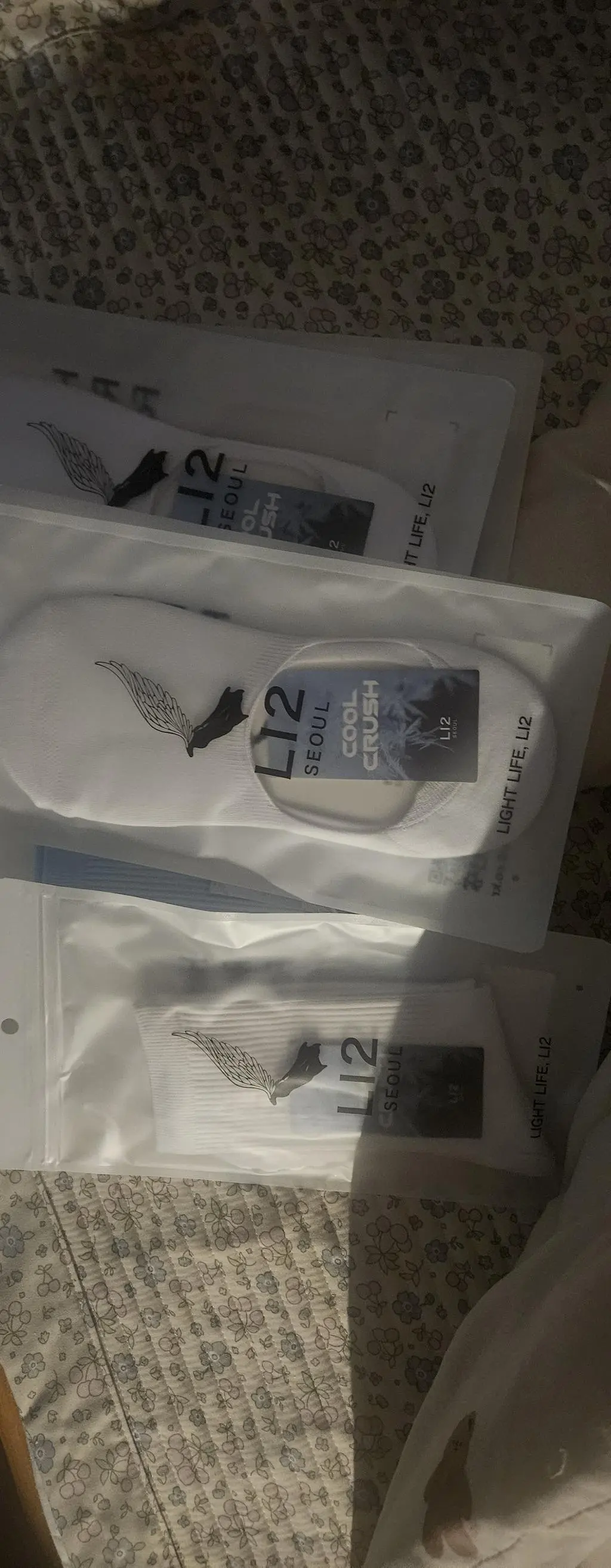 착용감이 뛰어나고 디자인도 세련되어 만족스럽습니다. 다양한 색상과 패턴이 있어 선택