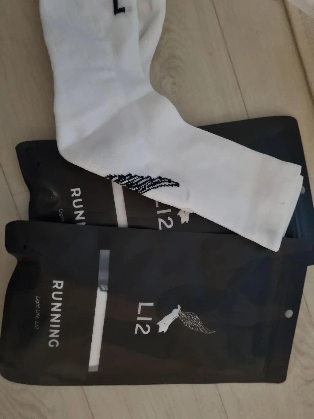 족저근막염으로 몇년 고생하다가 작년부터 에어크루 신고 신기하게 안 아파졌어요.사실