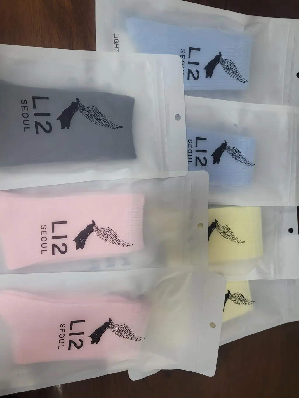 쫀쫀하니 좋아요 착용했을때도 좋았으면 하는 기대감이 있습니다
