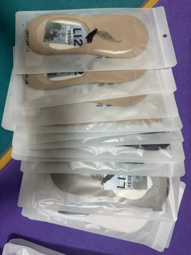 바닥이 도톰해서 여름에도 편하게 신을 수 있겠어요
