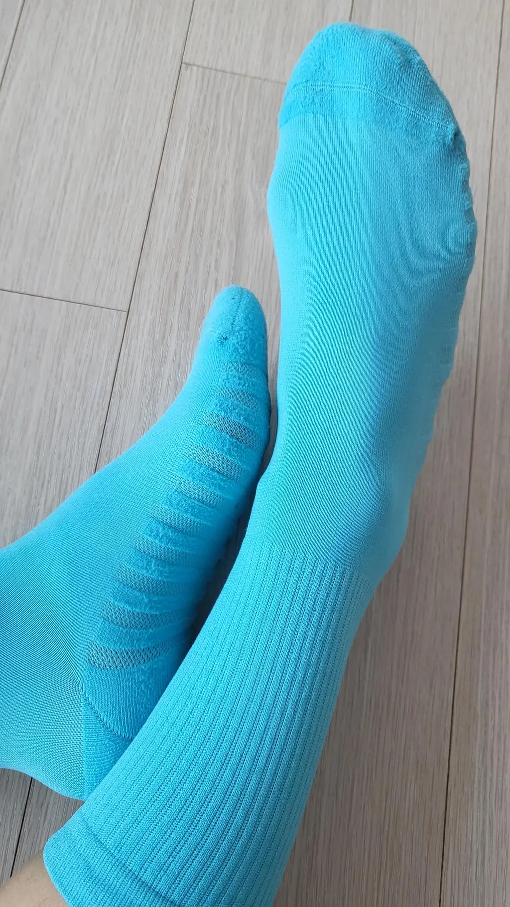 신고 남산러닝 뛰고 왔습니다. 발에 착 감기고 무엇보다 통기성이 우수하여 뛰고나서도