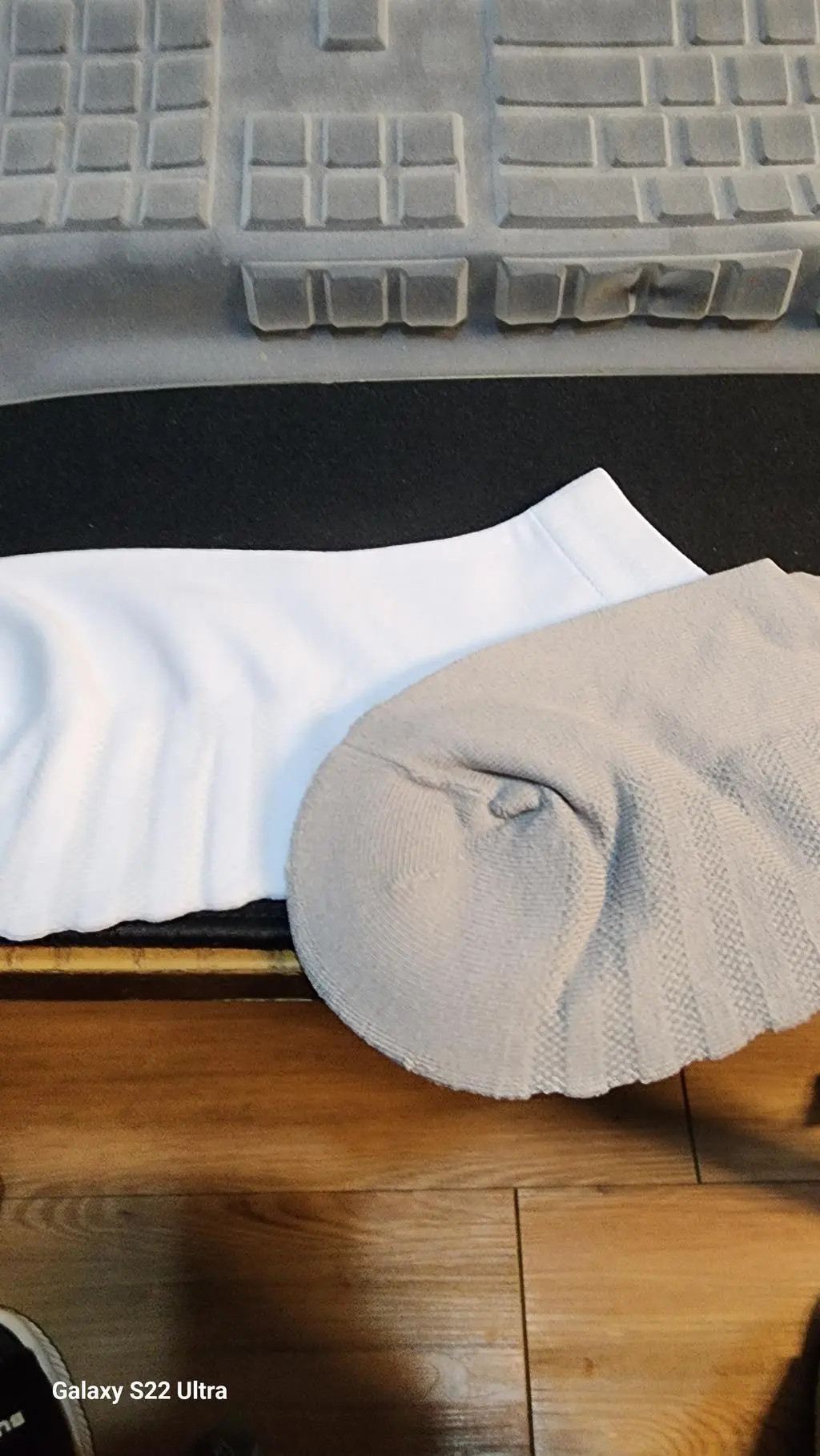 발에 땀이 나면 하루에 두개 신을때도 있어서
